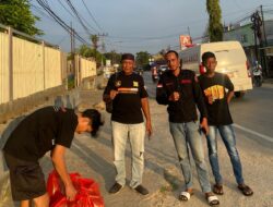 Ramadan Penuh Kepedulian, Banderano Tolaki Kendari Berbagi Takjil untuk Warga